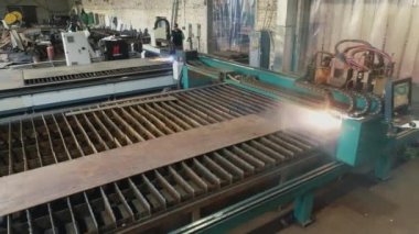 Gaz kaynaklama cnc makine üst görünümü. Fabrikada gaz kesme. Gaz kesme işi. CNC makinesinde metal kurusıkı kesmek