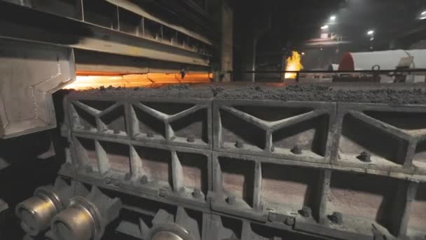 코크스 오븐 석탄 생산. 코코넛 석탄 용광로 안에. 뜨거운 코크스 석탄 — 비디오
