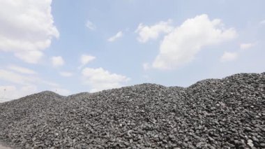 Depoda kola kömürü var. Bir dağ dolusu kokain fırını kömürü zaman arkaplanının çökmesine karşı. Kömür stokta