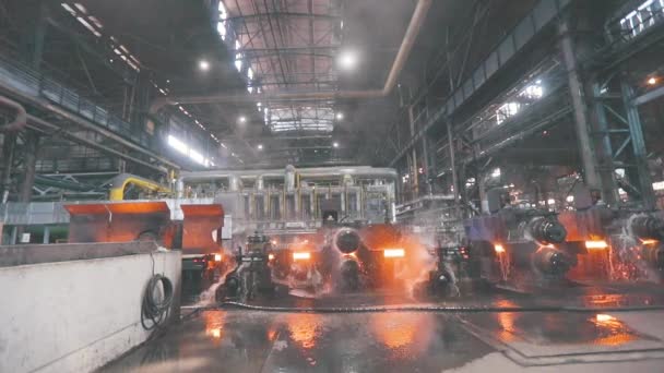 Ligne de convoyeur avec métal chaud rouge. Usine métallurgique moderne. Ligne de convoyage automatisée — Video