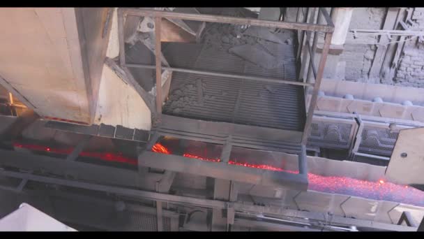 El carbón de coque caliente sale del horno. Proceso de coque de carbón, proceso de fabricación de carbón de horno de coque — Vídeo de stock