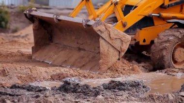 İnşaat alanında bir traktör kovası. Modern bir traktörün kovası. İnşaat alanı traktörü