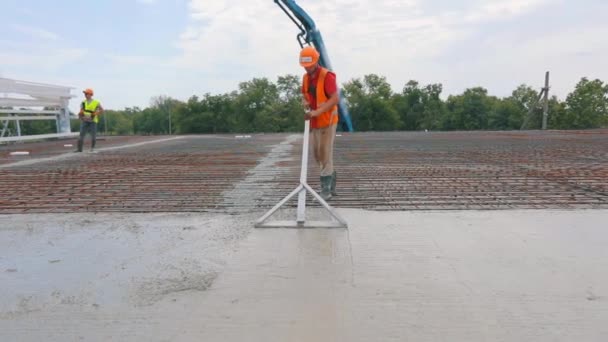 Zesílený beton. Pracovníci tvoří železobetonovou konstrukci. Nalévání betonu do kovové konstrukce — Stock video