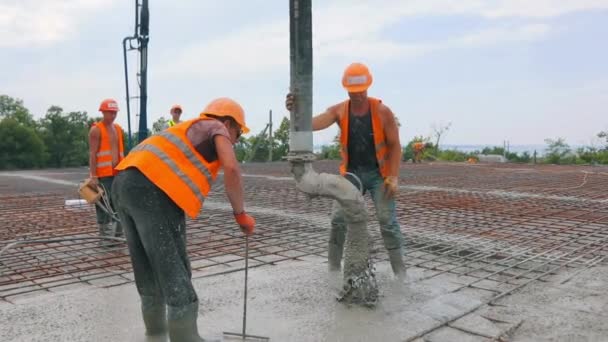 Zesílený beton. Pracovníci tvoří železobetonovou konstrukci. Nalévání betonu do kovové konstrukce — Stock video