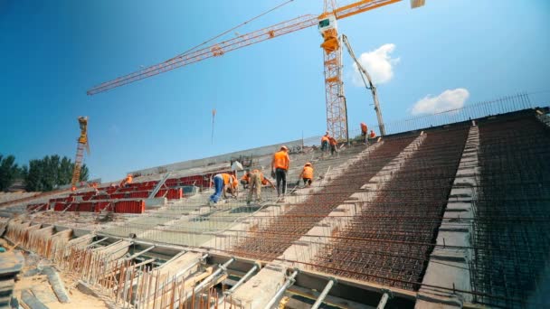 İşçiler güçlendirilmiş beton yapı yapıyorlar. Güçlendirilmiş beton. Metal bir yapıya beton dökülüyor. İnşaat alanında çalışma süreci. — Stok video