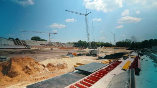 Panorama över byggandet av stadion. Utsikt över byggarbetsplatsen — Stockvideo