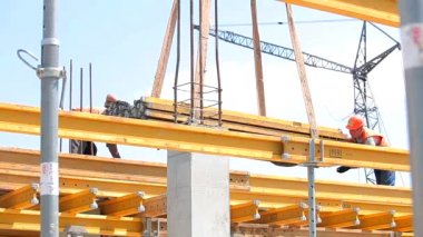 Formaliteler vinçle kaldırılır. Güçlendirilmiş beton levhalar yaratmak için. İnşaat malzemeleri. Yapı resmi işi