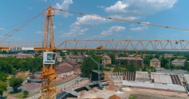 Güçlendirilmiş beton yapının havadan görüntüsü. İnşaatçılar yeni bir stadyumun şantiyesinde resmi işler yapıyorlar. Modern bir futbol stadyumunun yapım süreci.