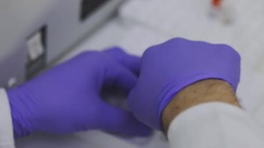 Bir sağlık çalışanının elleri. Bir tıp laboratuarında araştırmacıyım. Laboratuvarda test tüpleriyle yakın plan çekimde çalışıyorum.