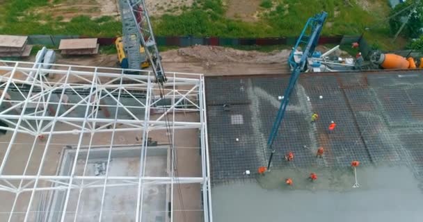 Vista aérea do canteiro de obras. Construção de uma nova piscina. Construção de uma estrutura metálica para construção futura — Vídeo de Stock
