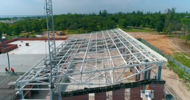 新しいプールの建設。建設現場の空中ビュー。将来の建物のための金属フレームの建設 — ストック動画