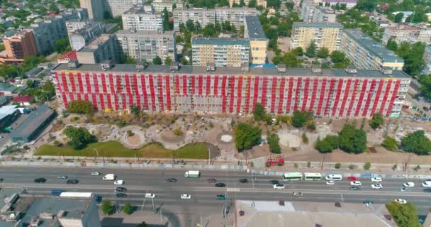 Renovation of an old multi-part house, top view. New square in the Soviet city. Renovation of a large house in the city — Stock video