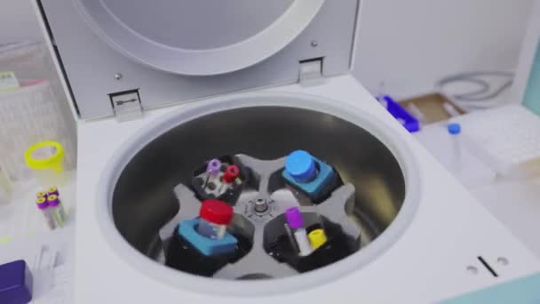 Opération de centrifugeuse médicale. Centrifugeuse de laboratoire. Rotation d'échantillons médicaux dans une centrifugeuse de laboratoire. — Video