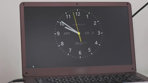 Αναλογικό ρολόι στην οθόνη του φορητού υπολογιστή. Ρολόι με βέλος στην οθόνη του φορητού υπολογιστή. Παλιό ρολόι δείχνει χρόνο στην οθόνη του φορητού υπολογιστή close-up — Αρχείο Βίντεο
