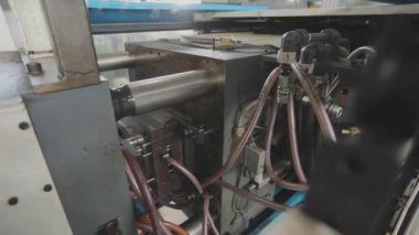 Baskı kalıplı bir parçanın yaratılması. Plastik bir parçayı damgalamak. Plastik bir parçayı baskı kalıbıyla damgalamak