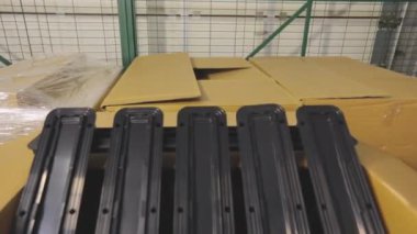 Duş kapanları. Plastik duş gideri. Kutudaki plastik parçalar. Duş kabininin ayrıntıları bir kutuda..