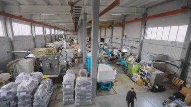 Modern bir fabrikanın genel planı içeriden. Bir sürü makineleri olan büyük bir üretim salonu. Büyük bir fabrikanın atölyesi.