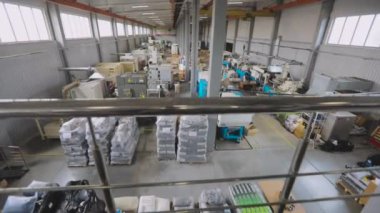 Üretim atölyesi genel planı. Makine gereçleri ile büyük bir atölye genişliği. Modern bir fabrikanın sanayi bölgesi.