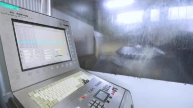 CNC makine monitörü. Modern CNC makinesi. CNC makinesi metal bir parçayı işliyor. Fabrikalarda cnc makinesinin denetim paneli.