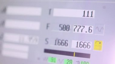 CNC makinesinin kontrol panelindeki veriler. CNC makine monitöründe sürekli numaralar değiştiriliyor
