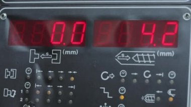 CNC makinesinin kontrol panelindeki veriler. CNC makine monitöründe sürekli numaralar değiştiriliyor