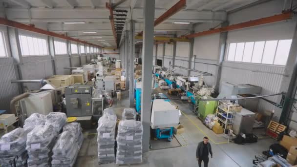Obecný plán moderní továrny zevnitř. Velká výrobní hala s mnoha stroji. Workshop velké továrny — Stock video