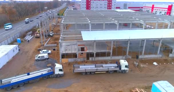 Construction d'un grand entrepôt automatisé. Vol au-dessus d'un chantier d'entrepôt. bâtiment construction vue aérienne — Video