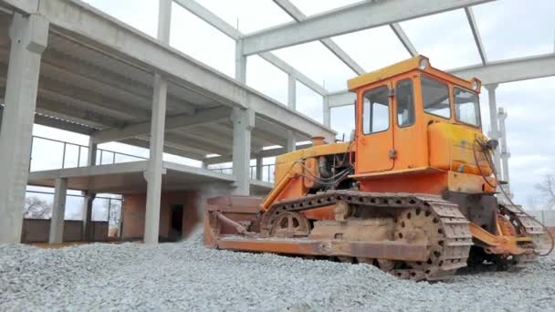 Macchine edili nel cantiere. Il bulldozer giallo lavora in un cantiere. Bulldozer giallo nel cantiere. — Video Stock