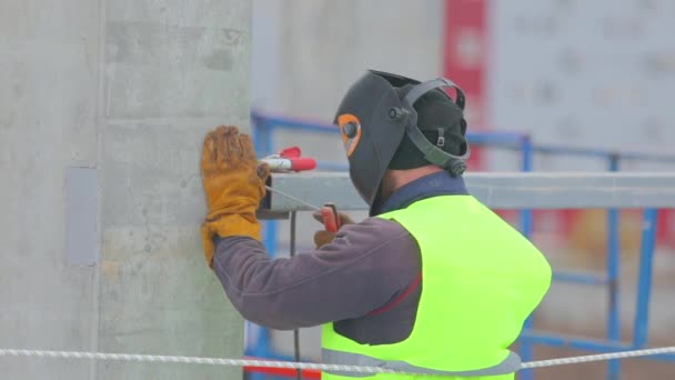 Saldatore svolge il lavoro ad alta quota. Un saldatore su una gru esegue lavori di saldatura. Flusso di lavoro in un cantiere. — Video Stock