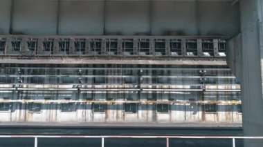 Kokain fırınının bataryasının üzerinden uçmak, büyük bir metalürjik fabrikanın dış kısmı. Havadan bitki.