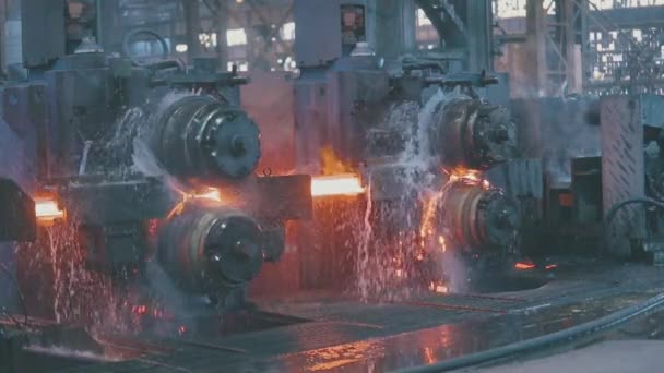 Metallproduktion in einer metallurgischen Fabrik. Rotglühendes Metall in einer modernen Fabrik. Moderne Hüttenfabrik — Stockvideo