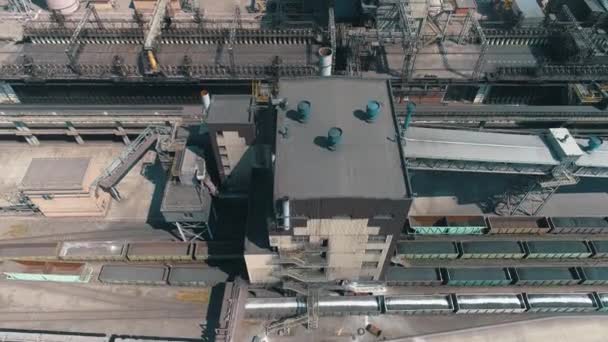 Kokain fırınının bataryasının üzerinden uçmak, büyük bir metalürjik fabrikanın dış kısmı. Kola fırını bataryalarının hava görüntüsü. Büyük bir fabrikanın endüstriyel dış cephesi. — Stok video