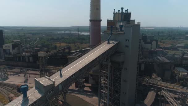 Vuelo sobre una gran planta metalúrgica. Planta metalúrgica grande vista aérea Emisiones de una planta metalúrgica — Vídeo de stock