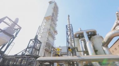 Fabrikanın içi. Fabrikadaki tanka giden bir sürü boru var. Modern bir üretim tesisi. Modern bir sanayi fabrikasının dışı.