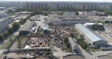 Kule vinç hava görüntüsü. Büyük bir inşaat vincinin işi. Kule vinci