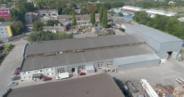 Exterior of a modern factory. Flight over a modern factory. Modern factory building top view — Stockvideo