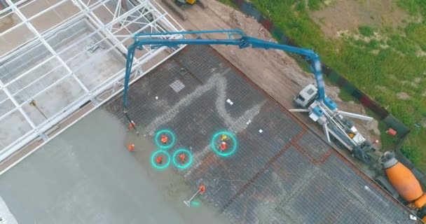 Baustelle mit Infografik aus der Luft. Visualisierung moderner Technologien auf der Baustelle von der Drohne aus. Arbeiter schütten Beton über den Boden des Gebäudes — Stockvideo