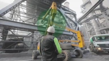 İşçi fabrikanın içinden geçer. Fabrikada güçlendirilmiş gerçeklik görselleştirme. Bir mühendis inşaat malzemelerinin yanından geçiyor.