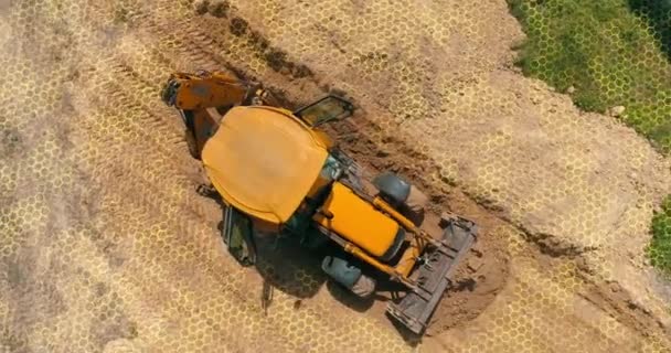 O bulldozer está a analisar a área à sua volta. Visualização de tecnologias assistivas em equipamentos de construção. Moderna vista bulldozer de drone — Vídeo de Stock