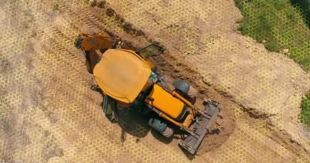 Bulldozern skannar området runt den. Visualisering av hjälpmedel i byggutrustning. Modern bulldozer vy från drönare — Stockvideo