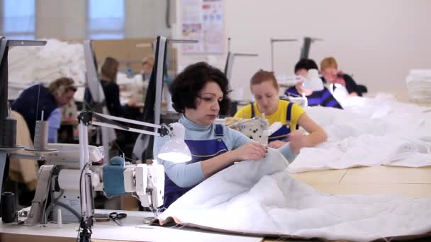 As mulheres trabalham numa oficina de costura. Processo de trabalho numa fábrica têxtil. Fábrica têxtil moderna — Vídeo de Stock