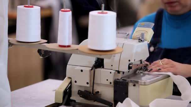 Vrouwen werken in een naaiatelier. Werkproces in een textielfabriek. Moderne textielfabriek — Stockvideo