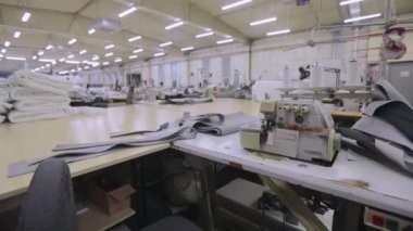 Boş bir dikiş atölyesi. Büyük bir dikiş atölyesinin panoraması. Büyük dikiş üretimi
