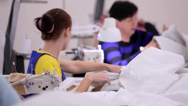 Gran taller de costura. las costureras hacen la ropa en la fábrica. Fábrica de ropa. Taller de producción de ropa — Vídeo de stock