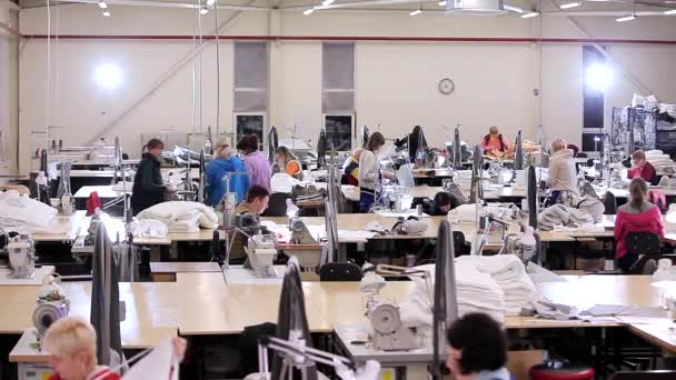 織物工場での作業プロセス。女性は縫製工場で働く。近代繊維工場 — ストック動画