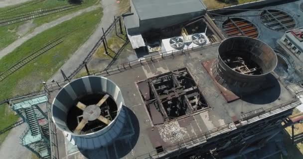 Chladící věž od dronu. Průmyslové chladicí věže. Mokré chladící věže. Odpařovací chladicí věže — Stock video