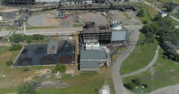 Torre di raffreddamento drone vista. Torre di raffreddamento in fabbrica. Sistema di raffreddamento in fabbrica. Tipo bagnato torre di raffreddamento. — Video Stock