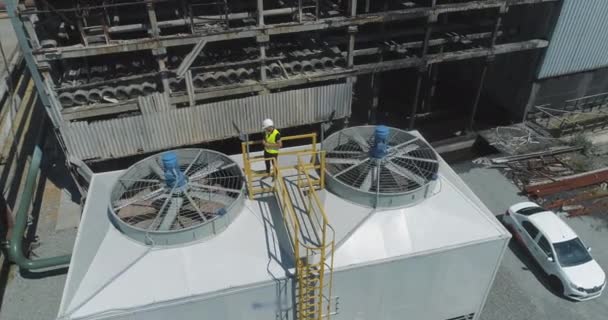 Modern cooling tower close-up. An engineer at a modern cooling tower. Modern industrial water cooling system. Industrial exterior — Stock Video