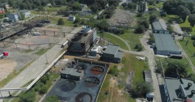 Soğutma kulesi drone görüntüsü. Fabrikadaki soğutma kulesi. Fabrika soğutma sistemi. Islak tip soğutma kulesi.