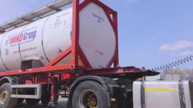 Kamyon tekerleri hareket halinde. Yaklaşın. Atış kamyonu tekerleri yakın çekim. Kamyon otoyolda ilerliyor.